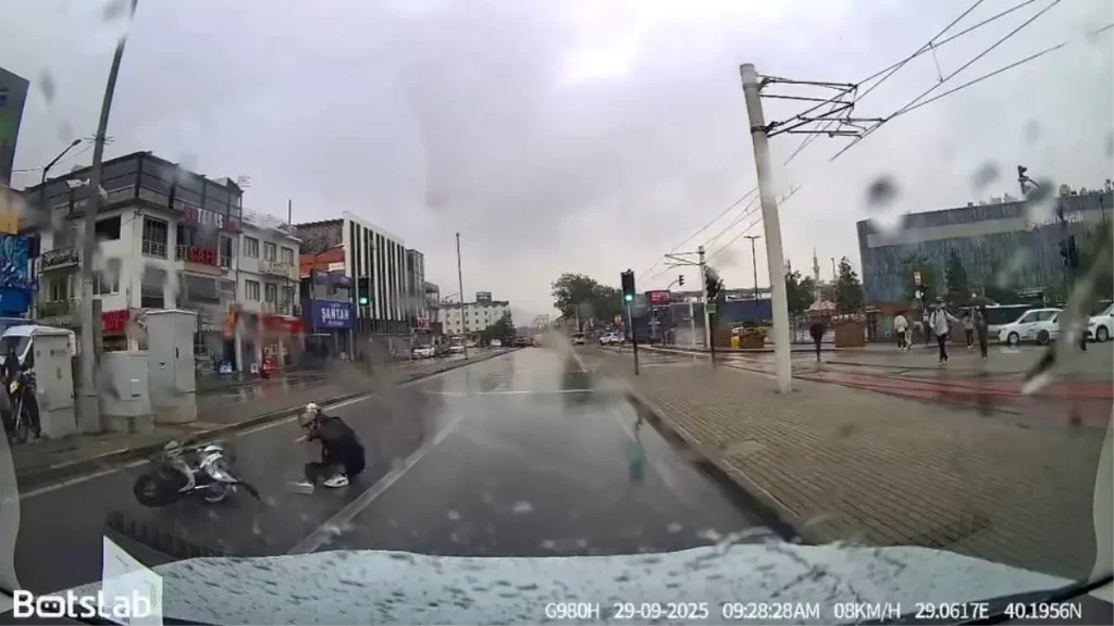 Bursa’da Motosikletlinin Drift Denemesi Kaza İle Sonuçlandı