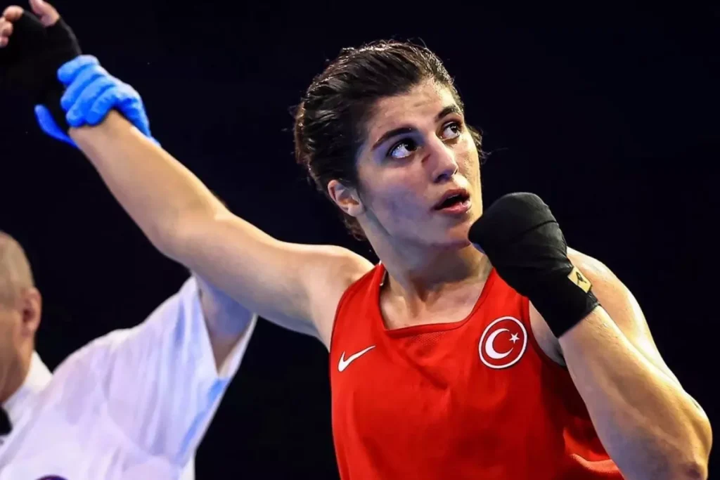 Milli Boksör Busenaz Sürmeneli Dünya Şampiyonasında Çeyrek Finale Yükseldi