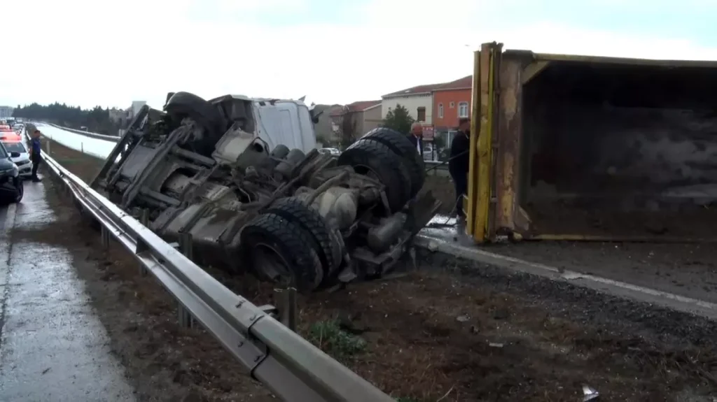 İstanbul Büyükçekmece’de Hafriyat Kamyonu Devrildi
