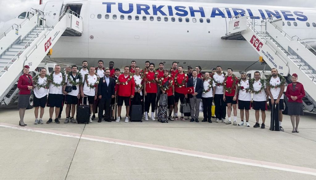 Avrupa ikincisi 12 Dev Adam yurda döndü