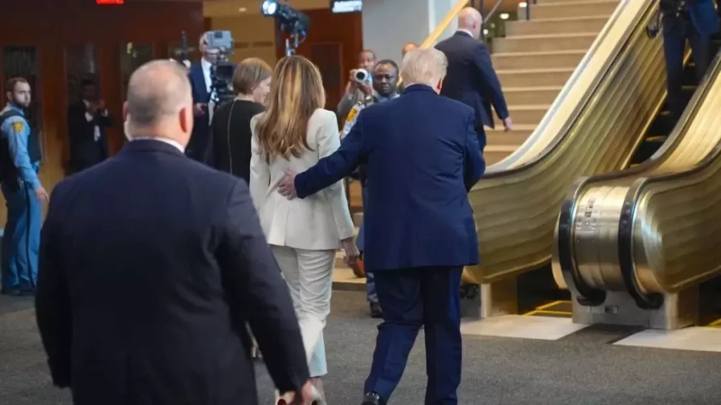 Trump’ın Merdiven Macerası ABD’de Alay Konusu Oldu