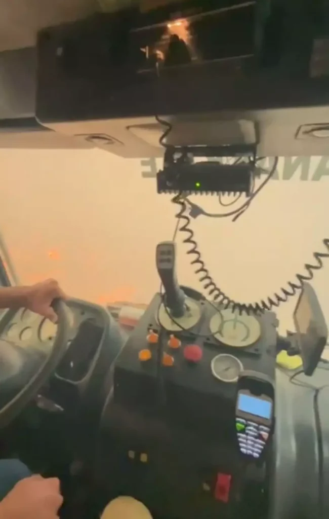 Orman Yangınında Arazözün Kaldığı Anlar Kayıt Altında