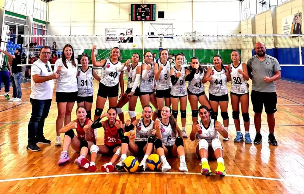 Çeşme Belediyespor Voleybol Takımı Galibiyet Serisini Sürdürdü