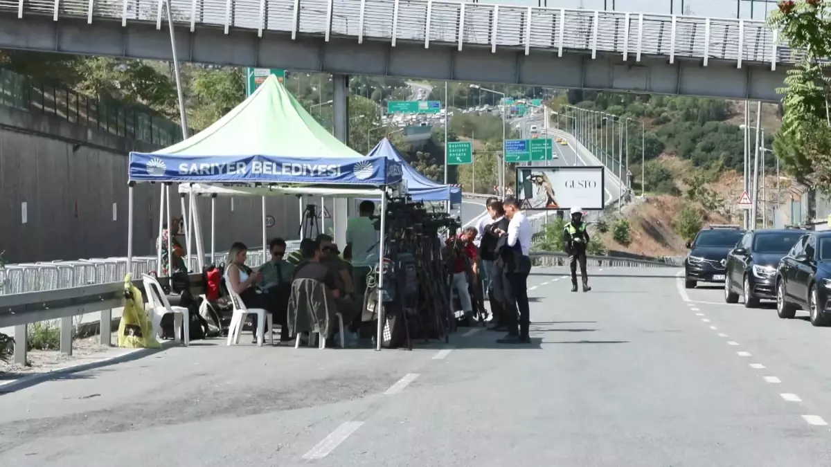 “Sarıyer’deki CHP Binası Önünde Güvenlik Önlemleri Sürüyor”