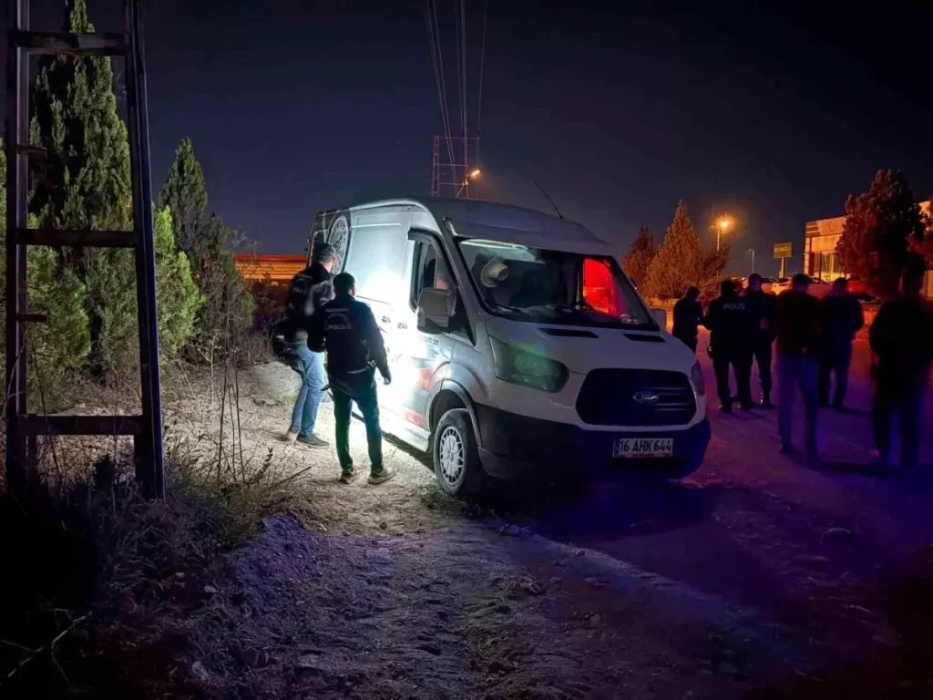 Korku Dolu Anlar: Çukura Düşen Araç ve Tüfekli Saldırı