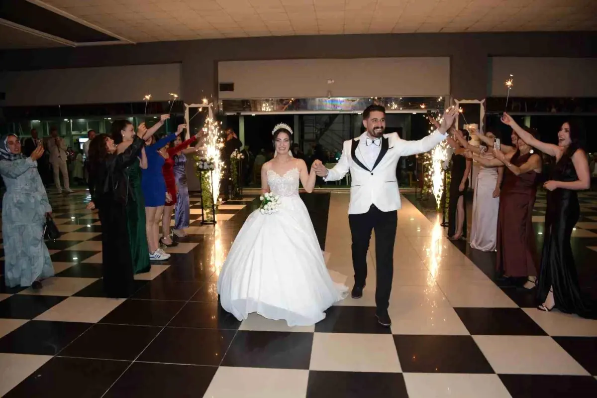 Damat Arkadaşlarından Geline Etkileyici Sürpriz