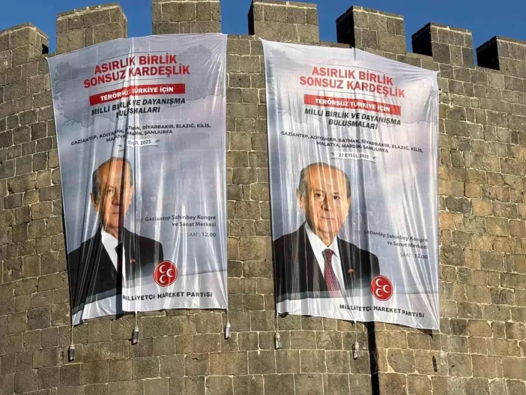 Diyarbakır Surlarına Bahçeli’nin Dev Posterleri Asıldı