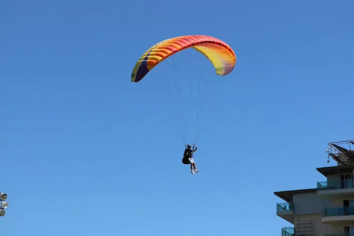 Yamaç Paraşütü Dünya Şampiyonu Alanyaspor’u Ziyaret Etti