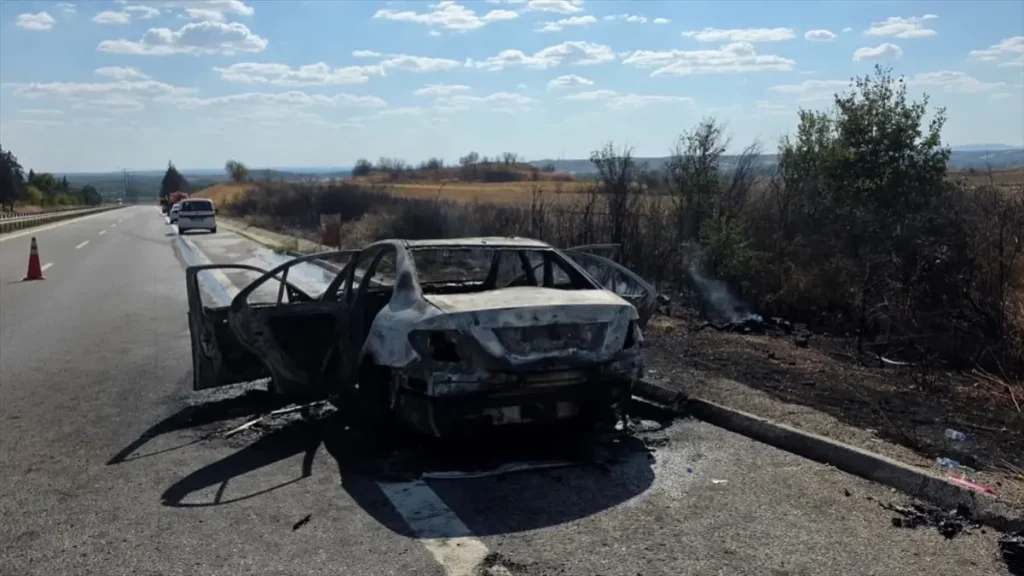 Edirne’de Sınır Kapısı Yakınında Otomobil Yangını