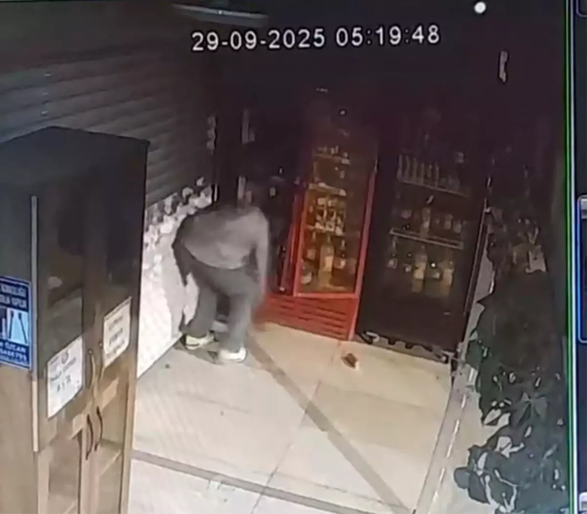 Elazığ’da Büfe Hırsızlığı Güvenlik Kamerasında