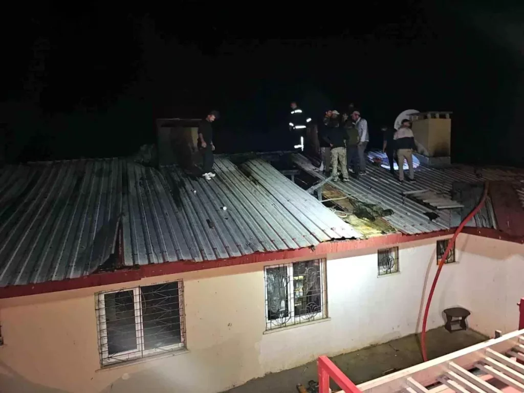 Elazığ’da Ev Yangını: 3 Kişi Dumandan Etkilendi