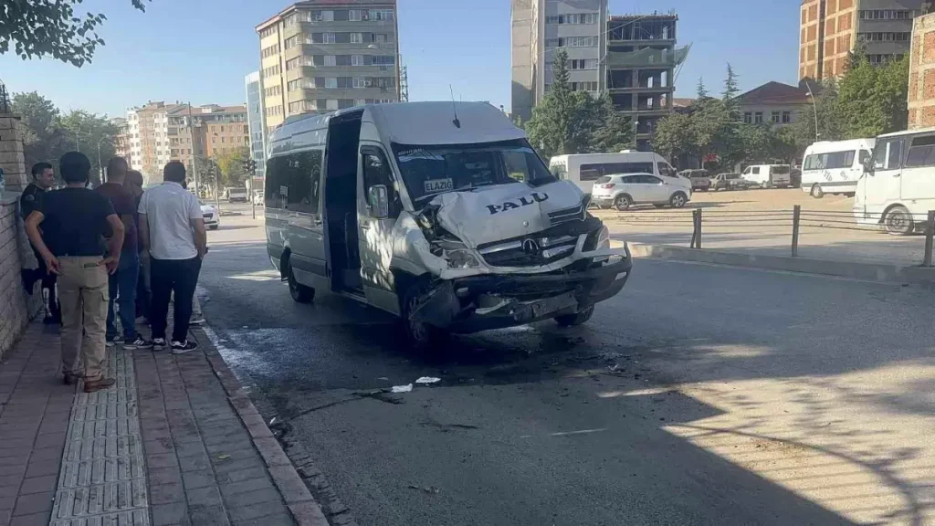 Elazığ’da Minibüs Otobüse Çarptı: 8 Yaralı