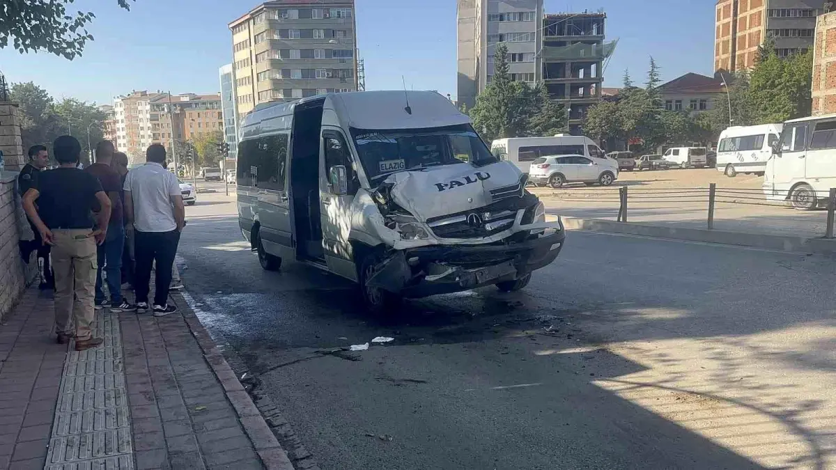 Elazığ’da Minibüs Otobüse Çarptı: 8 Yaralı