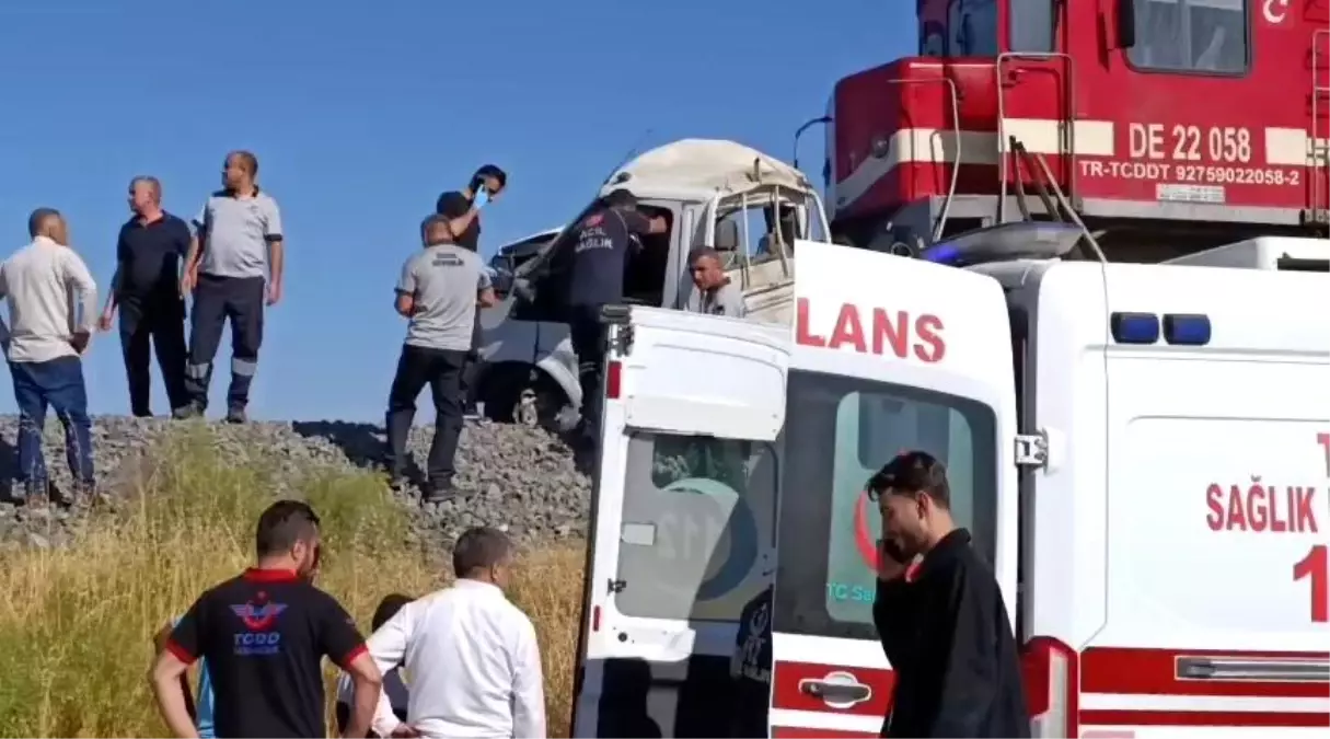 Elazığ’da Tren-Kamyonet Çarpışması: 1 Yaralı