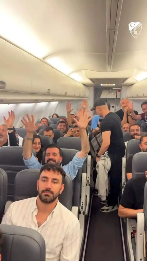 “Elazığspor, Uçakta Taraftarıyla Sevinçleri Paylaştı”