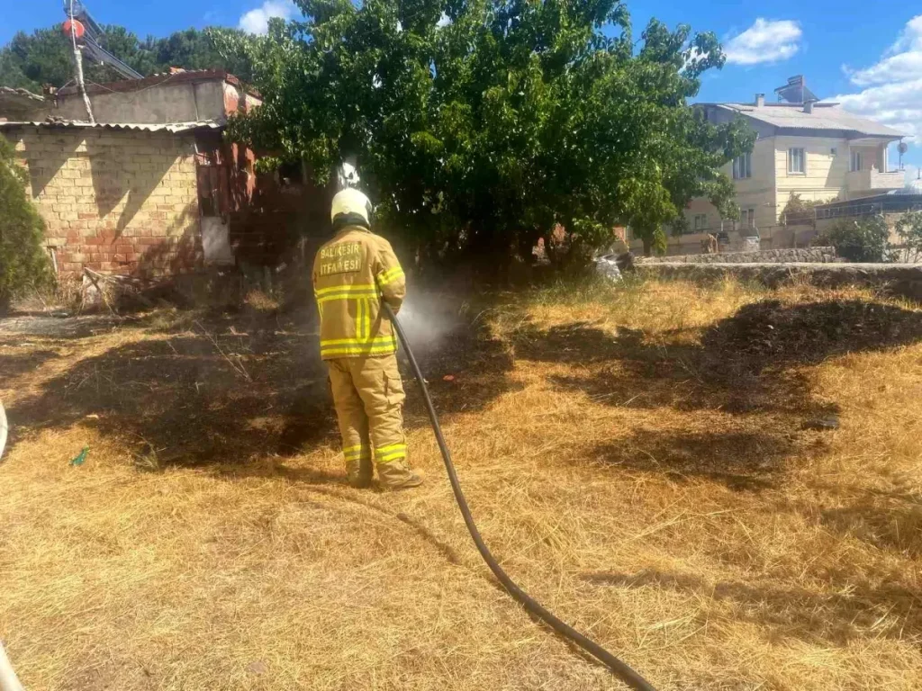 Elektrik Kıvılcımı Kışla Mahallesini Kuşattı