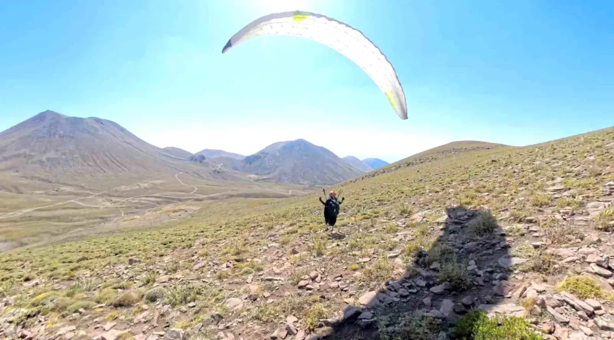 Erciyes’in 3.500 Rakımına Paraşütle Çıkıldı