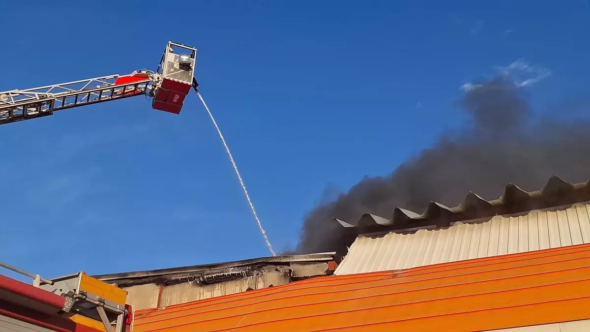 Erzurum’da Boya Fabrikasında Yangın Çıktı