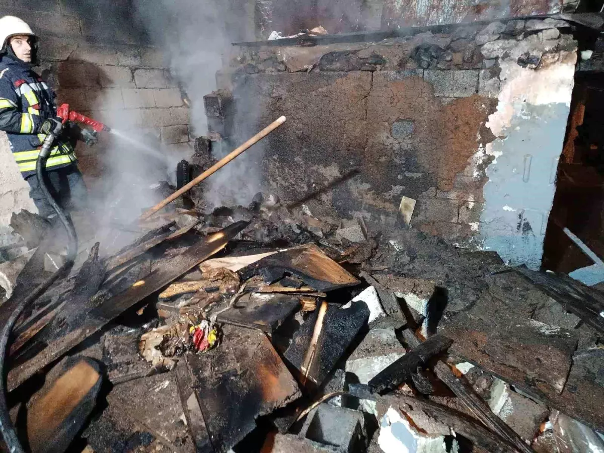 Erzurum’da Terk Edilmiş Evde Yangın Paniği