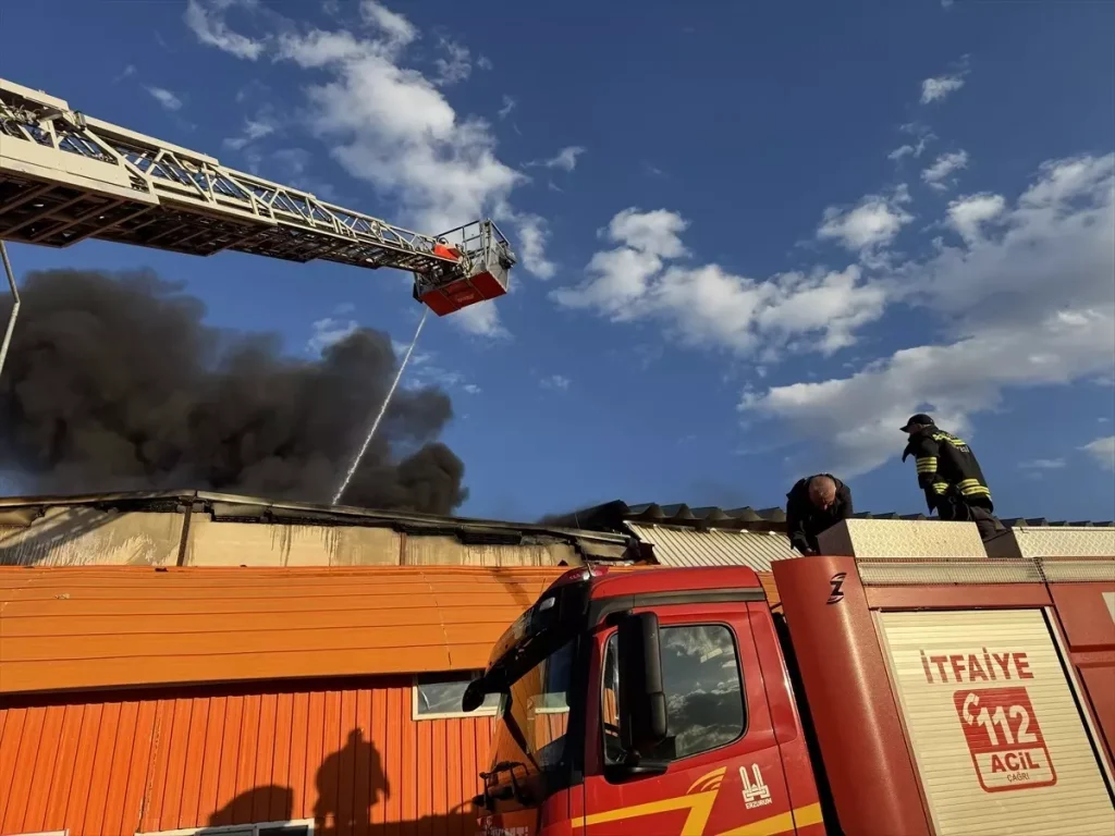 Erzurum OSB’de Ham Madde Tesisinde Yangın Kontrol Altına Alındı