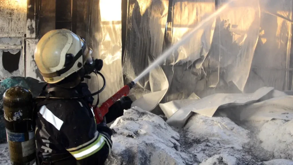 Erzurum’da Terlik Fabrikasında Depo Yangını