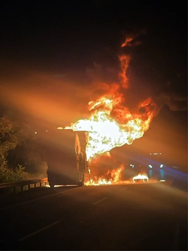 Eskişehir’de Tır Yangını İtfaiye Tarafından Söndürüldü