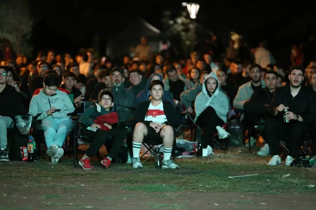 Eskişehir’de Vatandaşlar İspanya Maçını Dev Ekranda İzledi