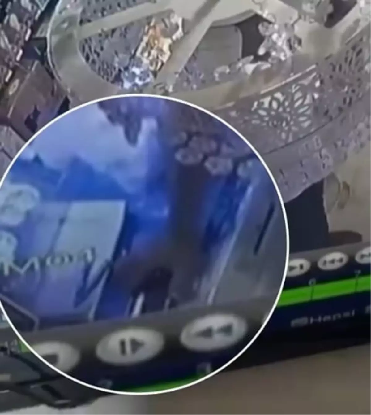 Çocuğu Oyalayarak Telefonunu Çaldı