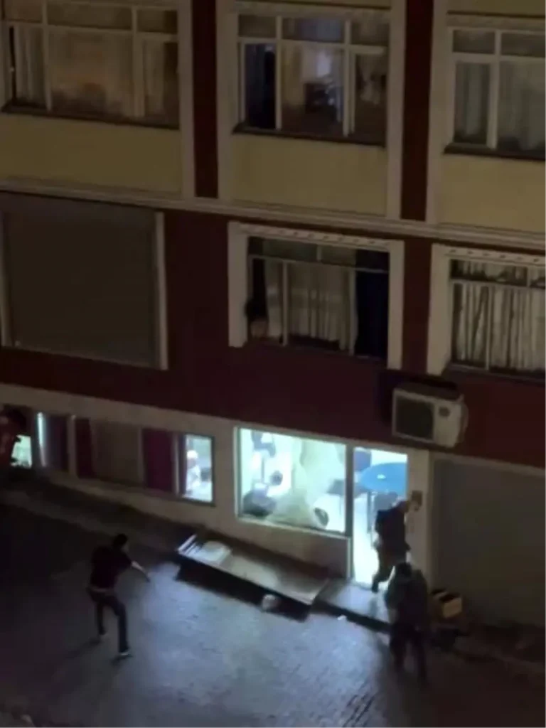 İstanbul Fatih’te Kahvehaneye Taşlı Saldırı