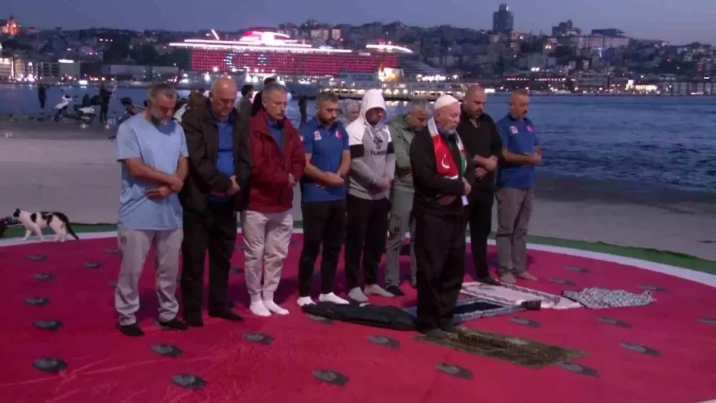 Filistin’e Destek İçin İstanbul’da Dayanışma Yüzüşü