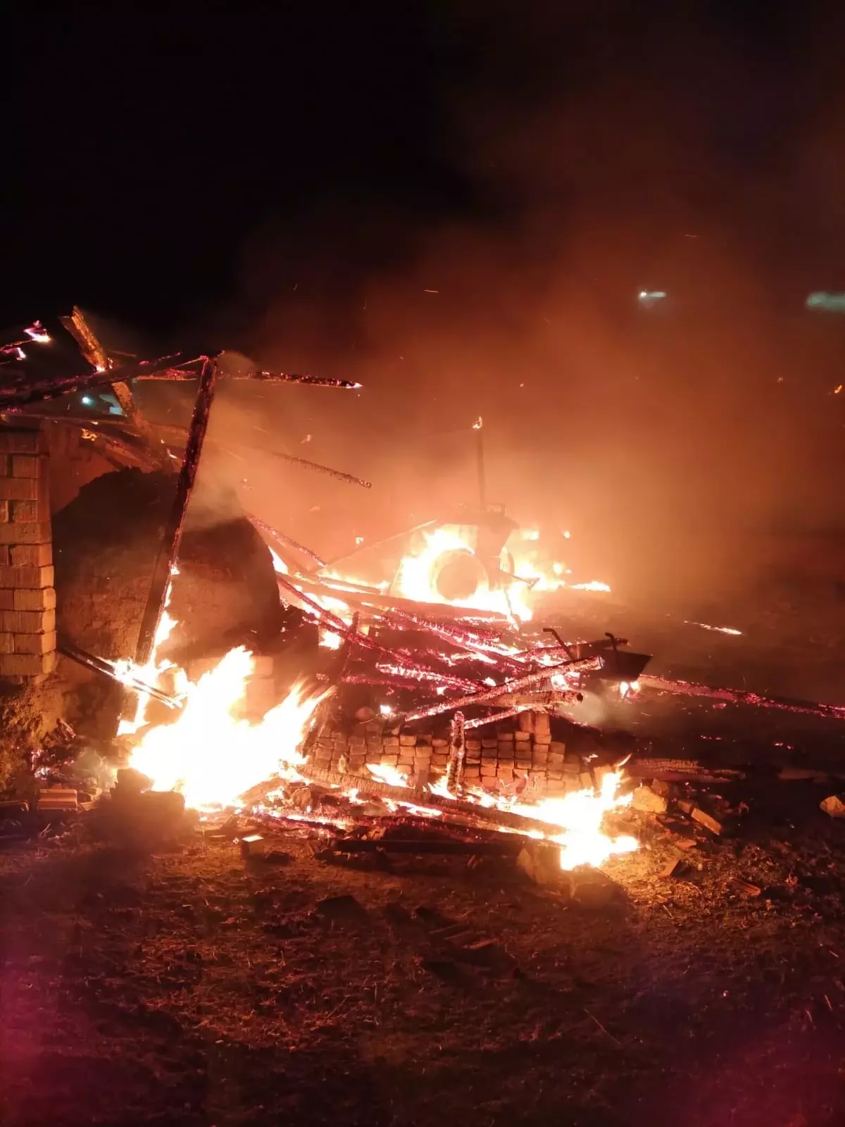 Yangın Garajı Kül Etti, 3 Koyun Öldü