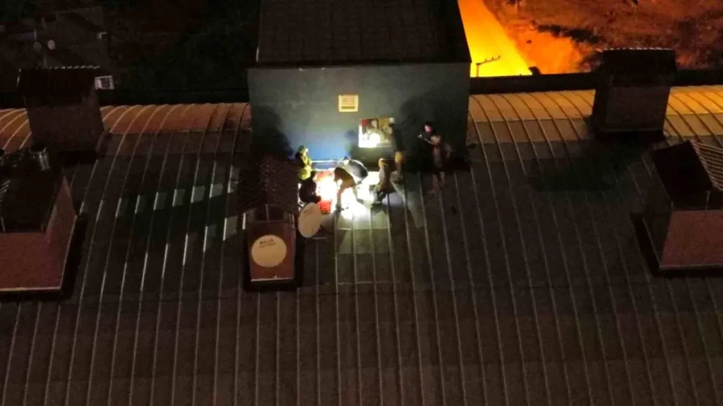 Düzce’de Genç Kızın Çatı Macerası: Üç Kişi Hastaneye Kaldırıldı