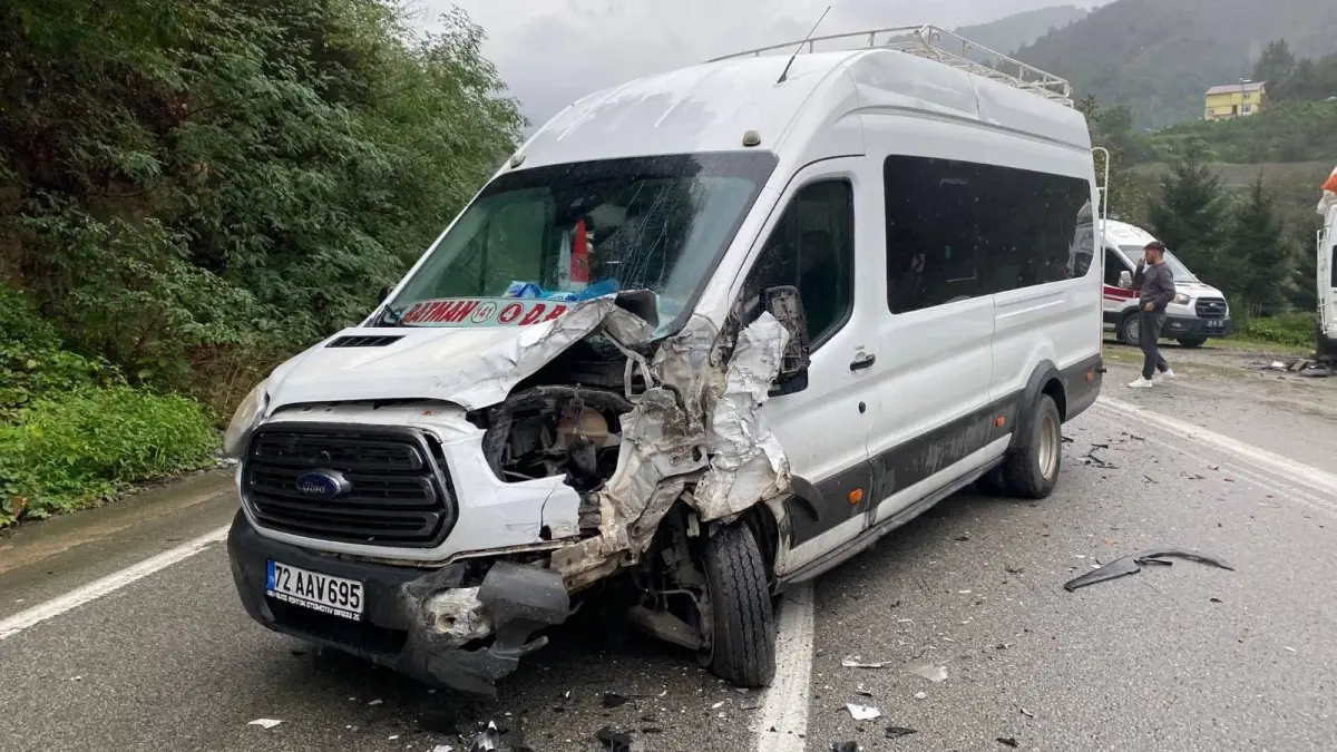 Tirebolu’da Minibüsler Çarpıştı: 10 Tarım İşçisi Yaralandı