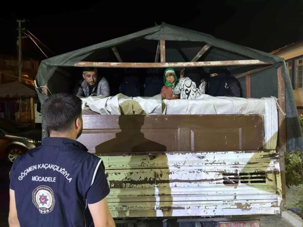 Hatay’da Kamyonet Kasasında 20 Göçmen Yakalandı