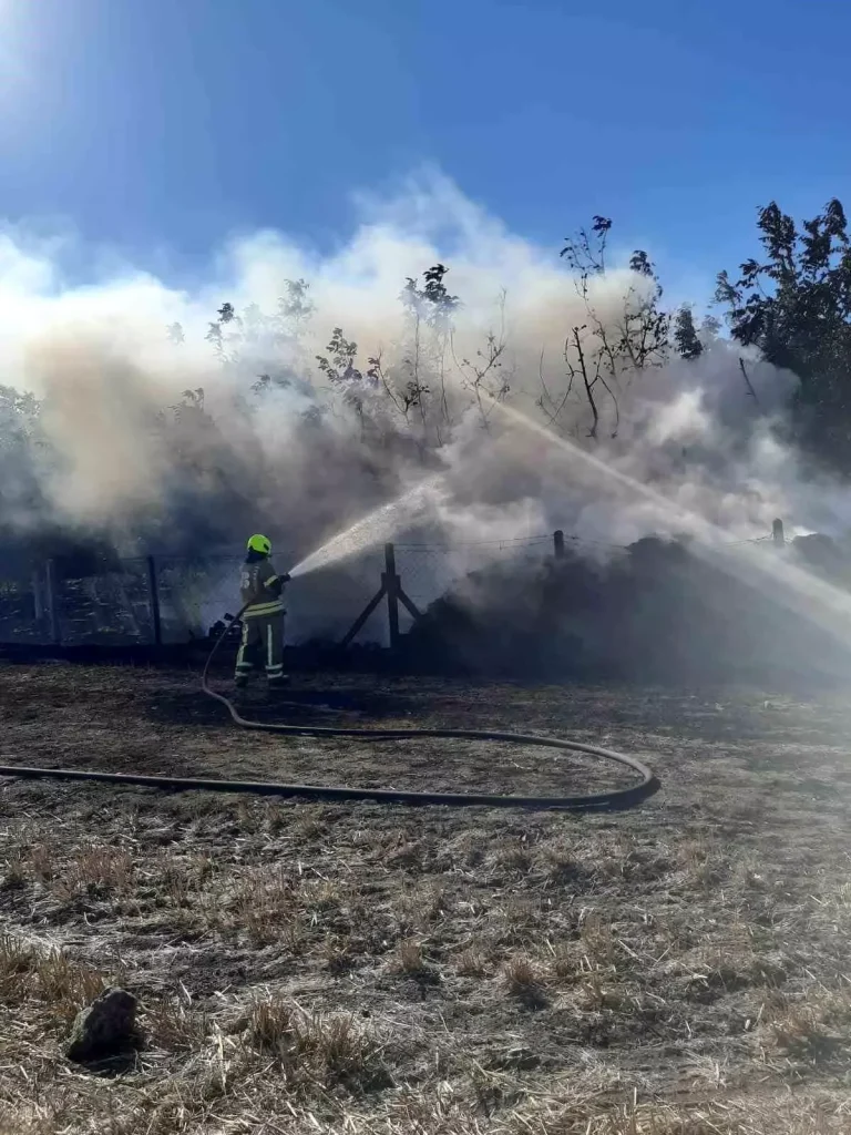 Balıkesir’de Saman Balyalarında Çıkan Yangın Kontrol Altına Alındı