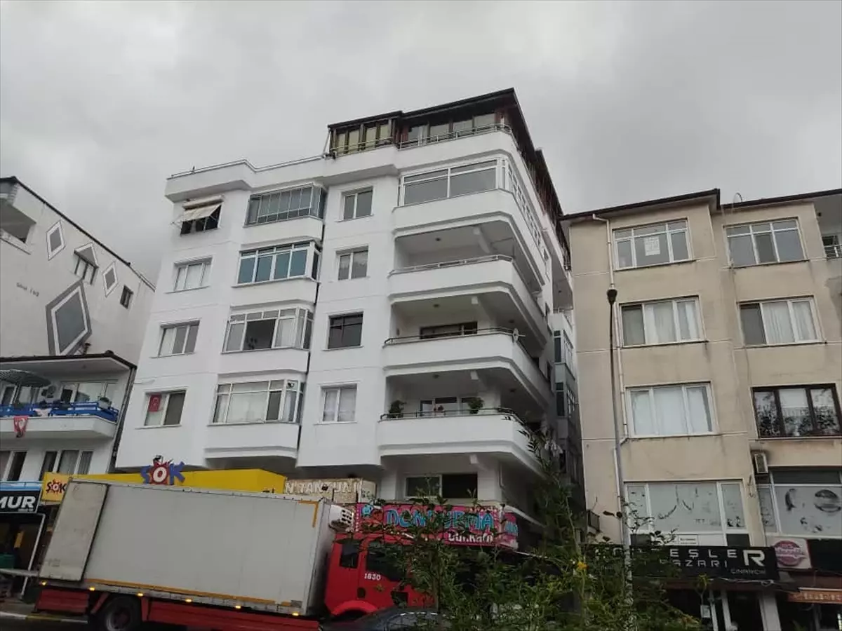 Ünlü Şarkıcı Gül Tut Evinde Düşerek Öldü