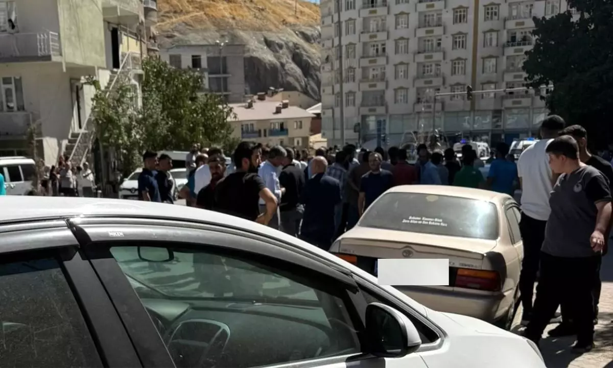 Hakkari’de Freni Patlayan Çekici 6 Araca Çarptı