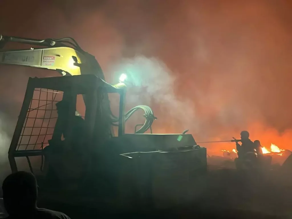 “Antakya’da Hurdalık Yangını Ağaçlara Sıçradı”