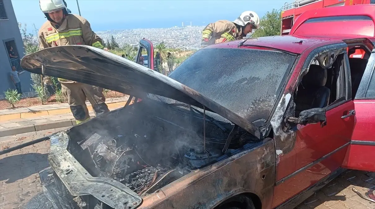 Hatay’da Otomobil Yangını İtfaiye Ekiplerince Söndürüldü
