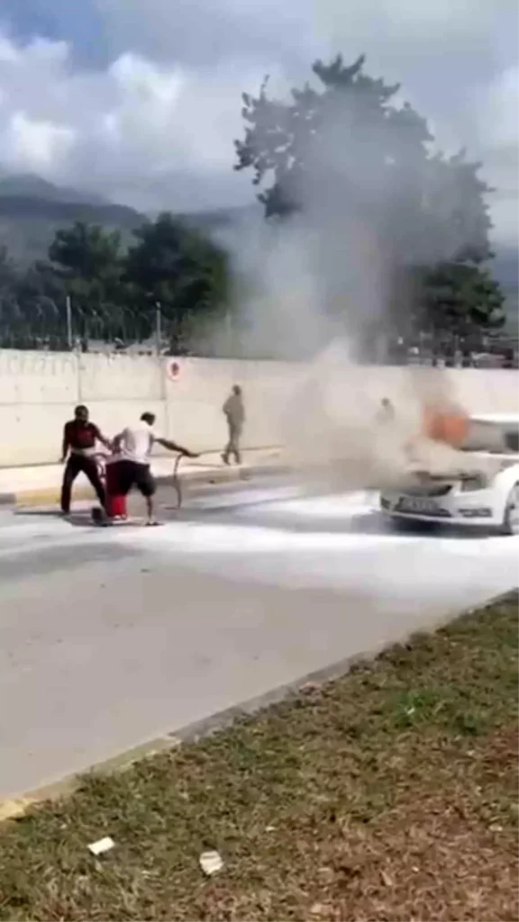 Hatay’da Seyir Halindeki Araç Alev Aldı