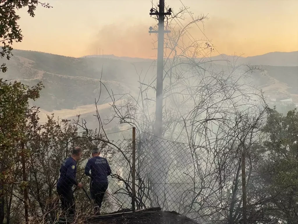 Bitlis’in Hizan ilçesinde anız yangını itfaiye tarafından kontrol altına alındı.