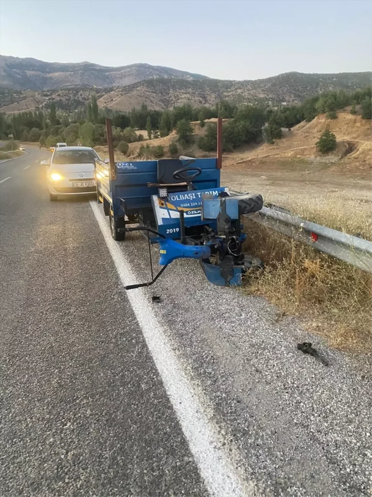 Tarım Aracı Bariyere Çarptı: Sürücü Yaralandı