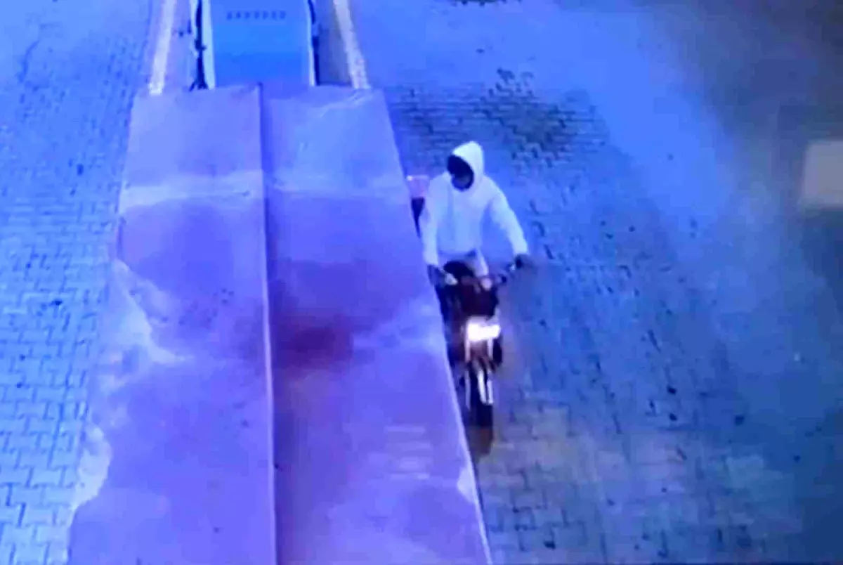 Motosiklet Hırsızları 52 Saatlik Kamera Kaydıyla Yakalandı