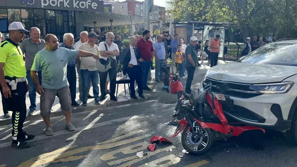İki Otomobilin Arasında Kalan Motosiklet Kağıt Gibi Ezildi