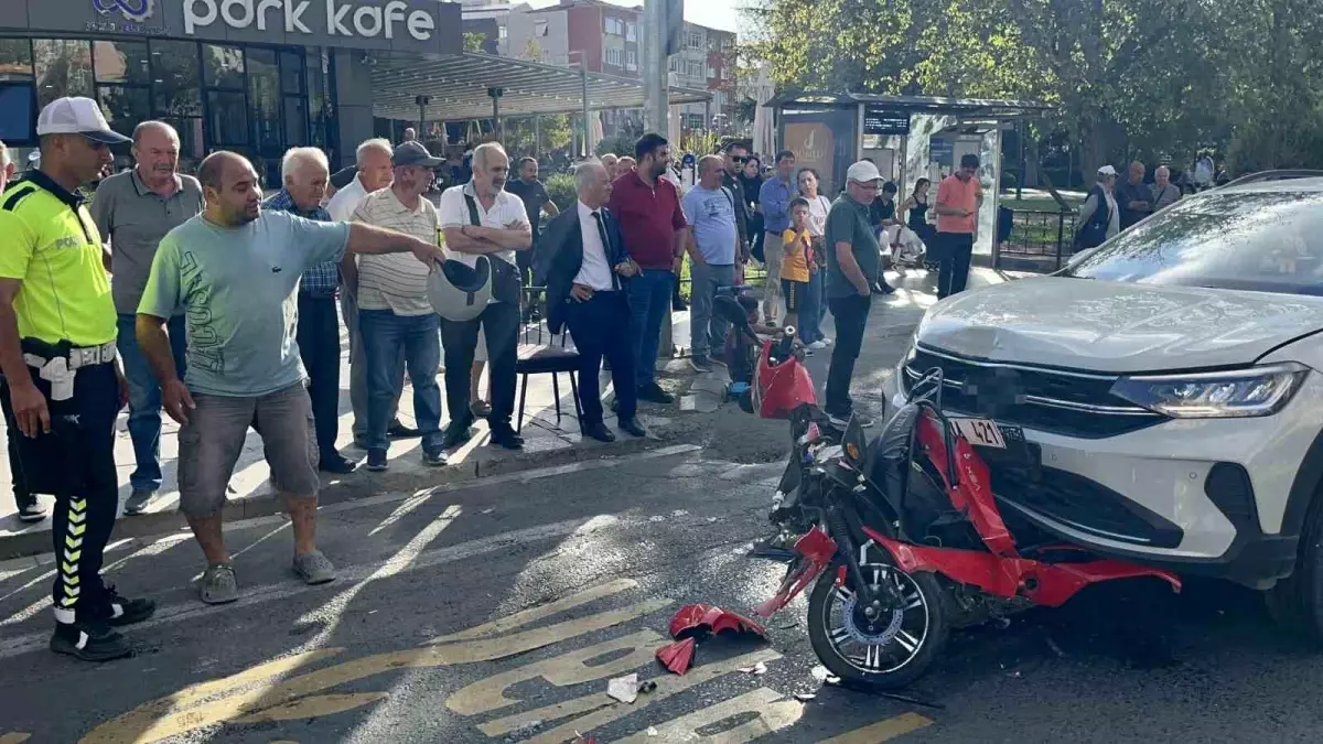 İki Otomobilin Arasında Kalan Motosiklet Kağıt Gibi Ezildi
