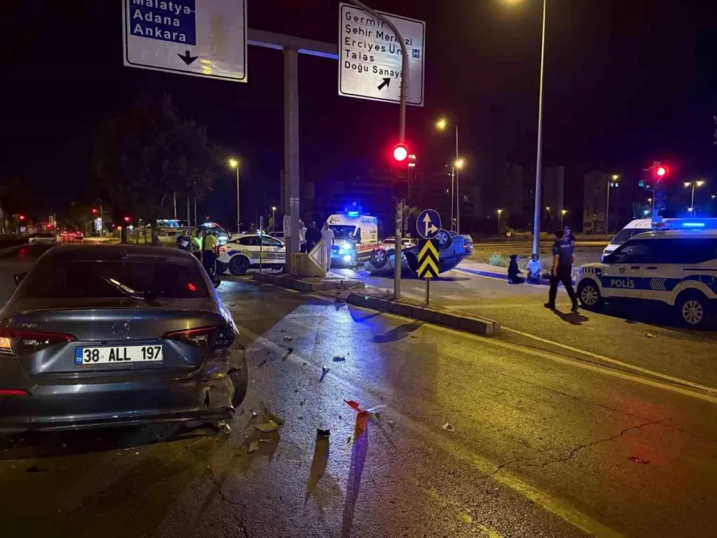 Alkollü Sürücü Işıkta Bekleyen Araca Çarparak Takla Attı