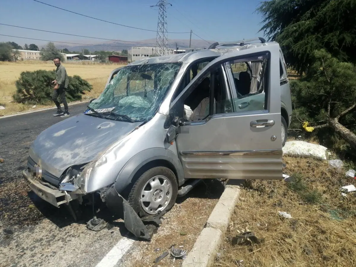 Isparta’da Otomobil Refüje Çarpıp Takla Attı