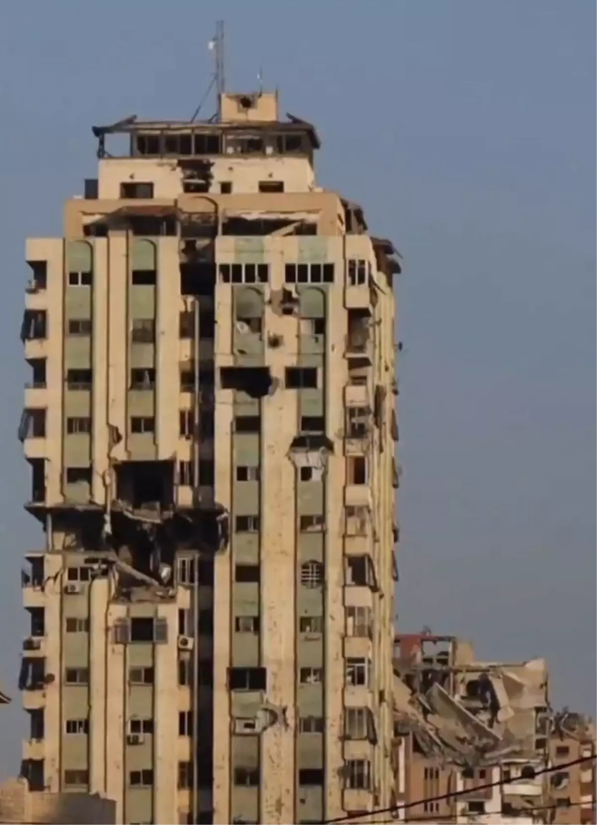 İsrail Ordusu Gazze’nin En Yüksek Binasını Vurdu