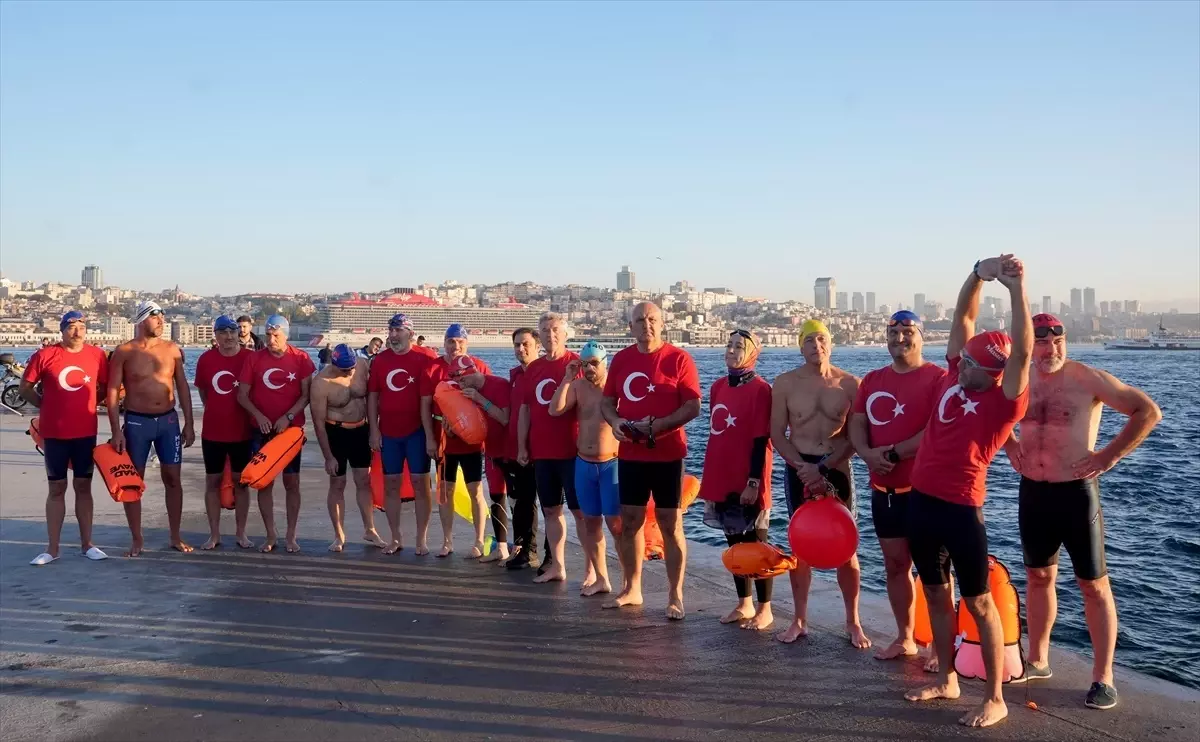 İstanbul’da Yüzücüler Gazze’ye Destek İçin Yüzüyor