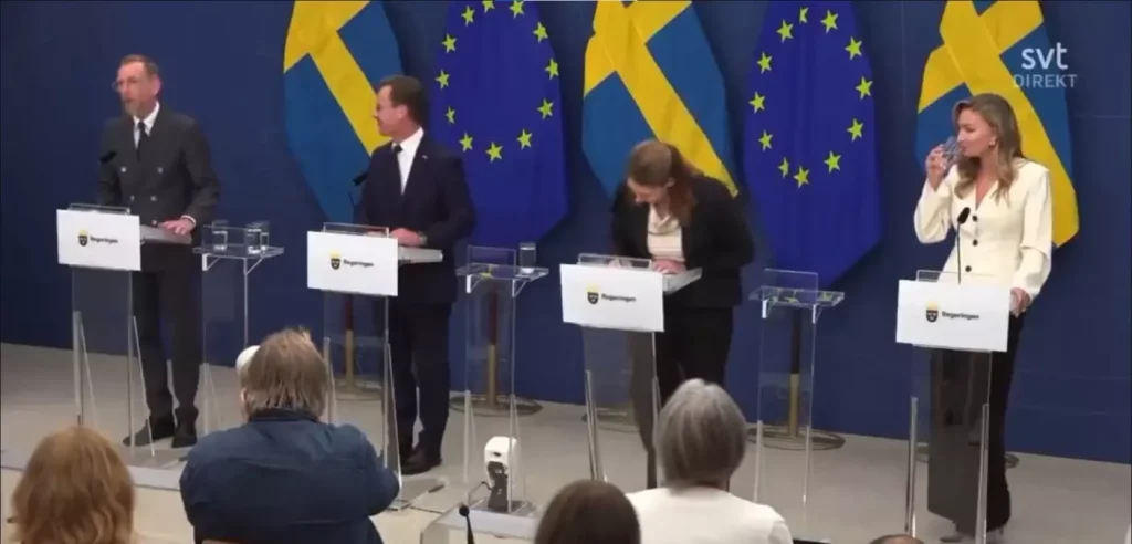 İsveç Sağlık Bakanı Basın Toplantısında Bayıldı